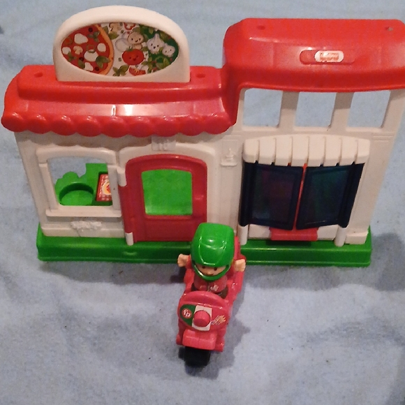 FISHER PRICE LITTLE PIZZA PLACE - Picture 1 of 5